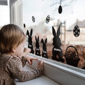 Raamstickers Pasen – herbruikbare konijnenfamilie met eigen namen